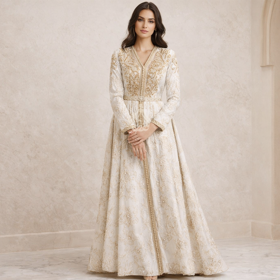 Caftan blanc nacré aux broderies dorées